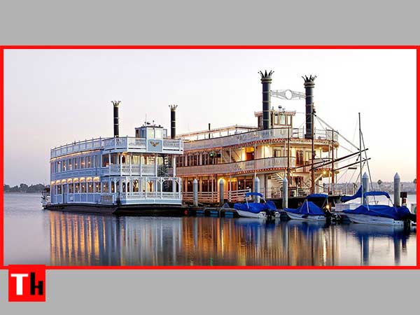 Cruise along the Mississippi on Bahia Belle