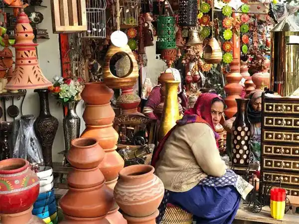 Woman selling home decor items in Karol Bagh