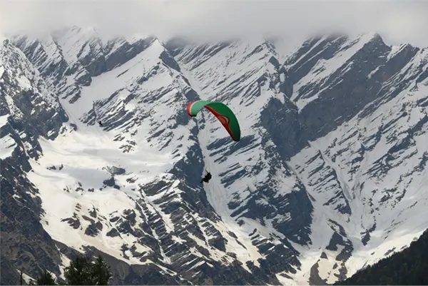 paragliding in Manali