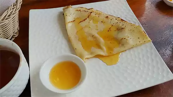 Crêpe with Honey and Lemon