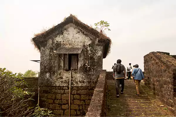 Walk around the Reis Magos Fort